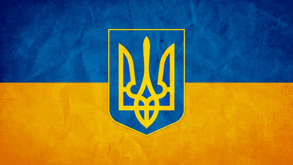 Ukrainos vėliava ryški ir kontrastinga, o jų herbas - Trišakis, kuris truputį primena Gedimino stulpus.